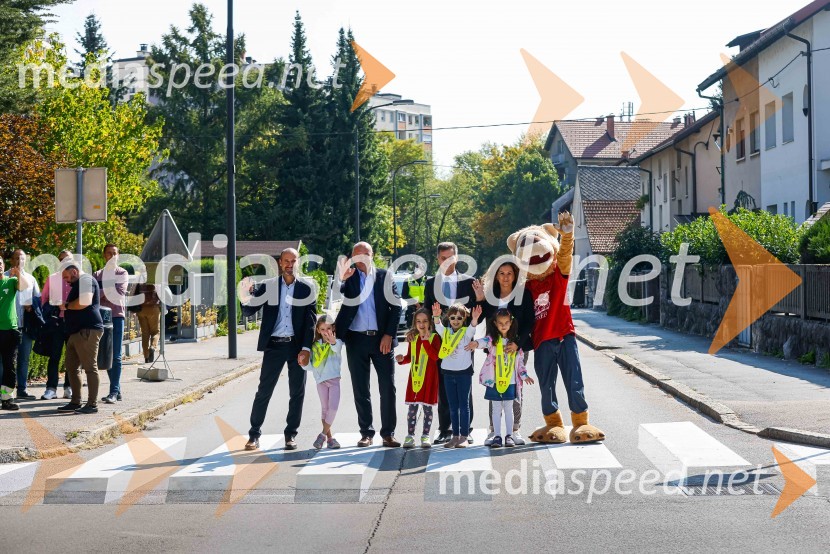 Mitja Feri, član uprave zavarovalnice Generali, Robert Štaba, predsednik Zavoda Varna pot, Dejan Crnek, podžupan MOL, Svetlana Almaš, direktorica marketinga in odnosov z javnostmi zavarovalnice Generali s šolarji iz OŠ Riharda Jakopiča in maskoto Levčkom.3D zebra odslej tudi v Ljubljani