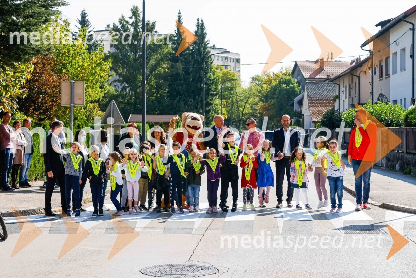 Partnerji v projektu 3D zebre za večjo vidnost najbolj ranljivih udeležencev v prometu z učenci OŠ Riharda Jakopiča, ravnateljico šole, raperjem Trkajem. in Levčkom - maskoto zavarovalnice Generali.3D zebra odslej tudi v Ljubljani