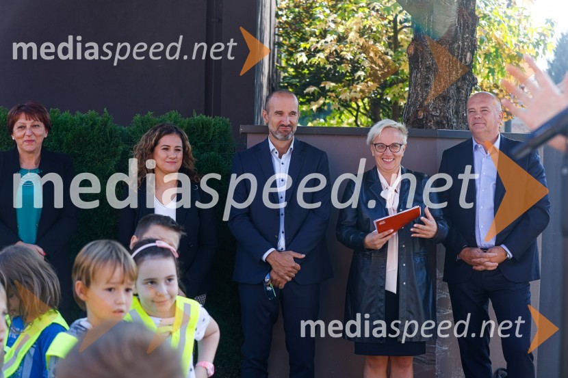  ... ;   Svetlana Almaš, vodja marketinga in komunikacij zavarovalnice Generali;  Mitja  Feri, član uprave zavarovalnice Generali;  Monika Povšič, vodja oddelka za tržno komuniciranje in upravljanje s sponzorstvi, marketing Generali;  ... 3D zebra odslej tudi v Ljubljani