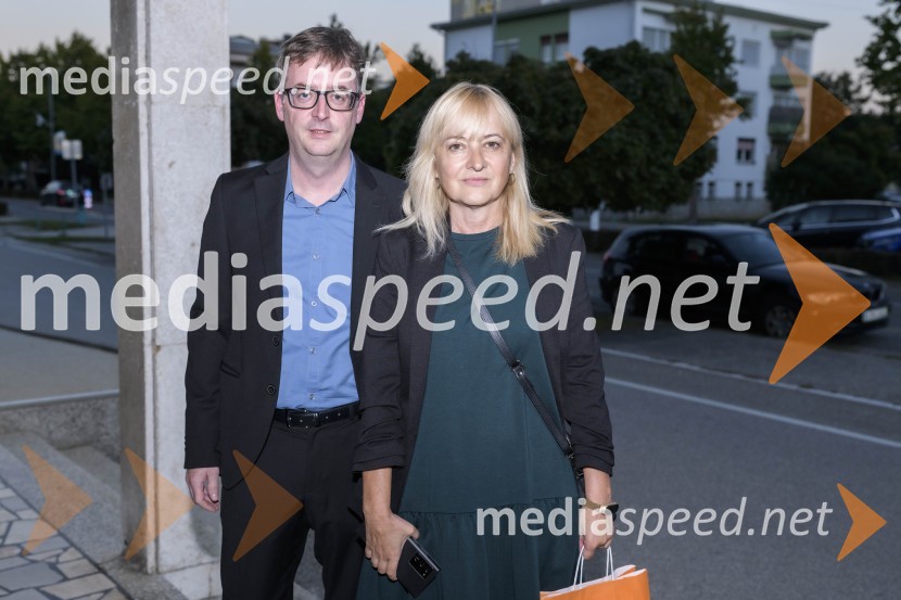  Urban Červek, urednik notranje politike, Večer;  Marija  Miličevič, marketing, VečerVečernica, 25 let literarne nagrade