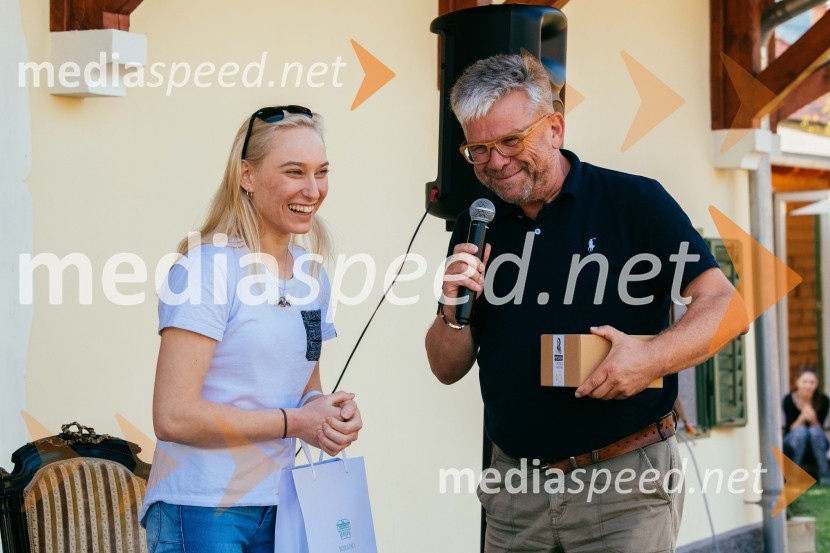 Janja Garnbret ob prejemu darila znamke Prešeren	Poklon slovenskim olimpijkam na Ruski Dači