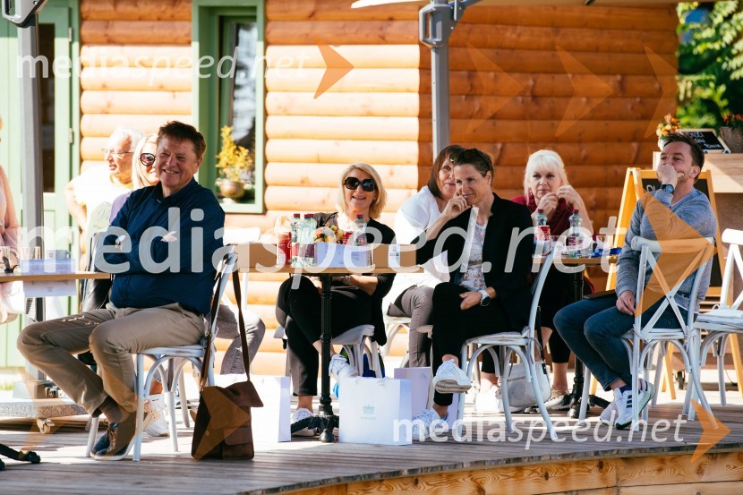 	Dobro razpoloženje ob lepem vremenuPoklon slovenskim olimpijkam na Ruski Dači