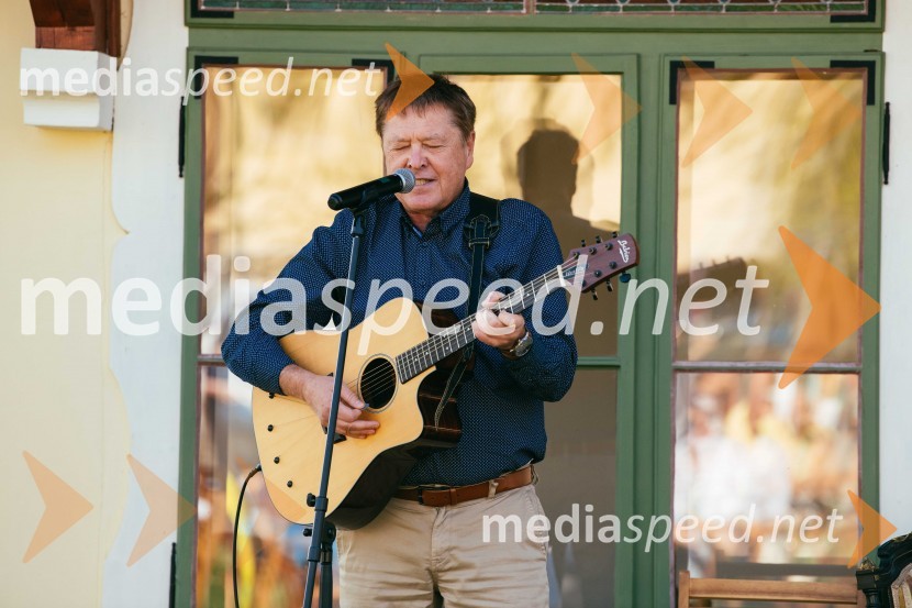 dr. Mitja Ferenc, član skupine Prifarski muzikantiPoklon slovenskim olimpijkam na Ruski Dači