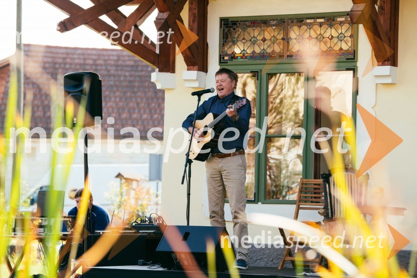 Mitja Ferenc, Prifarski muzikanti, je prijetno presenetil gostePoklon slovenskim olimpijkam na Ruski Dači