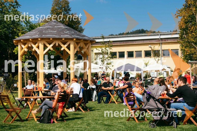 Zanimivo dogajanje in lepo vreme je privabilo na posestvo Ruske dače številne gostePoklon slovenskim olimpijkam na Ruski Dači