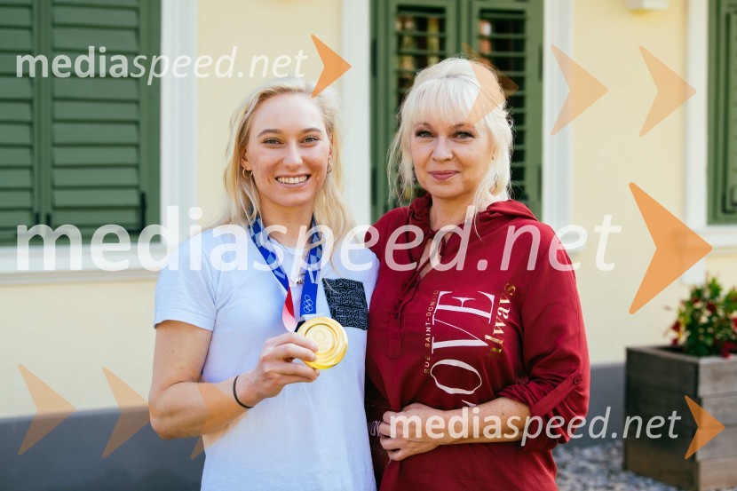  Janja Garnbret, plezalka;  Darja GarnbretPoklon slovenskim olimpijkam na Ruski Dači