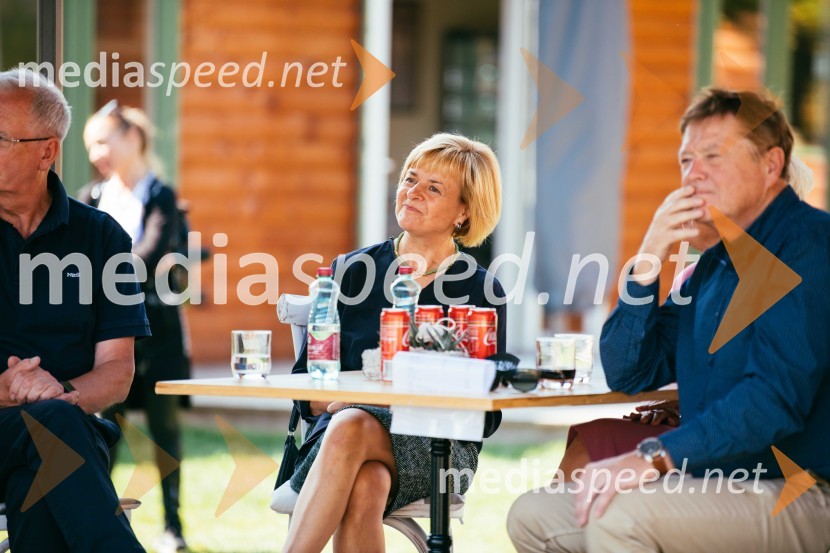  Alenka  Cuderman, rokometašica; dr. Mitja Ferenc, član skupine Prifarski muzikantiPoklon slovenskim olimpijkam na Ruski Dači