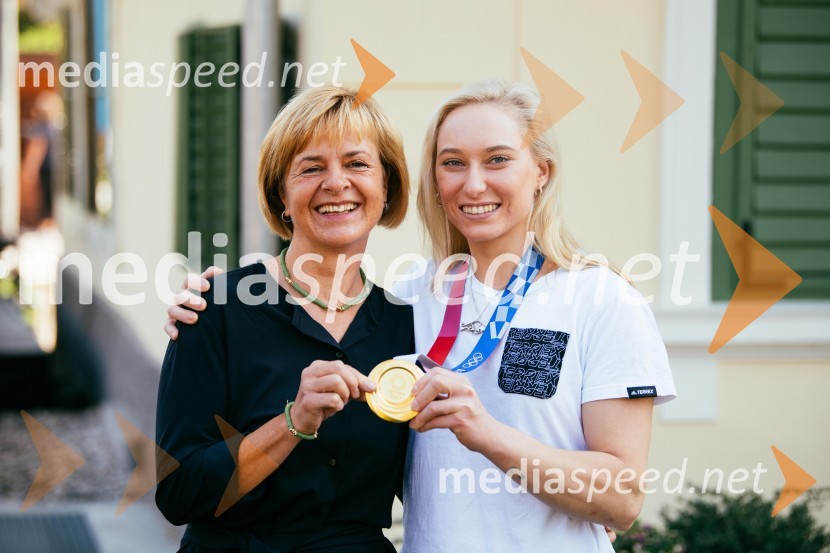 Najstarejša in najmlajša. Slovenska prva zlata olimpijska medalja - Alenka Cuderman, rokomet, Los Angeles, 1984 in zadnja zlata Janja Garnbret, športno plezanje Tokio 2020 (2021)Poklon slovenskim olimpijkam na Ruski Dači