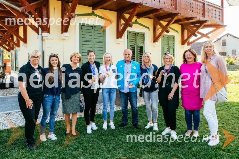  Nataša Pirc Musar, partnerica, direktorica in odvetnica, Pirc Musar odvetniška družba;  Saša Golob, gimnastičarka;  Alenka  Cuderman, rokometašica;  Vesna  Fabjan, smučarska tekačica;  Janja Garnbret, plezalka;  Bogdan Gabrovec, predsednik Olimpijskega komiteja Slovenije, predsednik Judo zveze Slovenije;   Jolanda  Čeplak, atletinja - tek;  Alenka  Dovžan, nekdanja smučarka; dr. Marta Bon, mestna svetnica MOL, selektorica ženske rokometne reprezentance ;  Britta BilačPoklon slovenskim olimpijkam na Ruski Dači