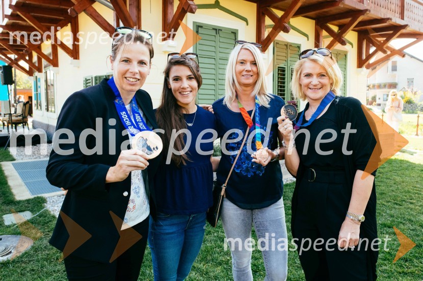  Vesna  Fabjan, smučarska tekačica;  Saša Golob, gimnastičarka;   Jolanda  Čeplak, atletinja;  Alenka  Dovžan, nekdanja smučarkaPoklon slovenskim olimpijkam na Ruski Dači