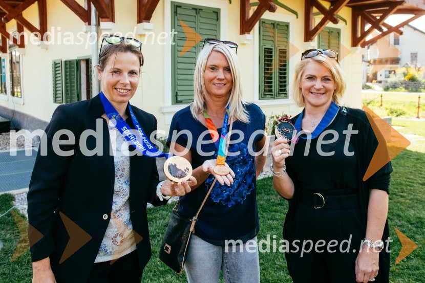 Tri bronaste na OI: Vesna Fabjan, Jolanda Čeplak in Alenka DovžanPoklon slovenskim olimpijkam na Ruski Dači