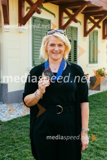  Alenka  Dovžan, nekdanja smučarkaPoklon slovenskim olimpijkam na Ruski Dači