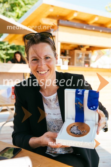 Vesna Fabjan s svojo bronasto medaljo v sprintu - nordijsko smučanje, OI Soči, 2014Poklon slovenskim olimpijkam na Ruski Dači