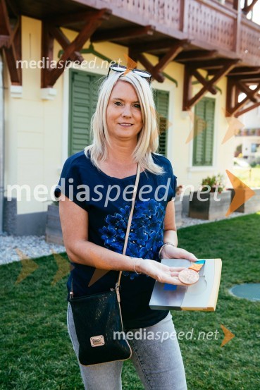 Jolanda Čeplak s svojo bronasto medaljo v teku na 800 m, OI v Atenah 2004Poklon slovenskim olimpijkam na Ruski Dači