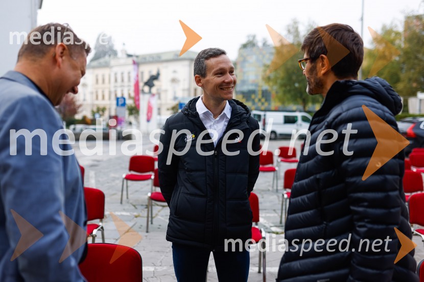  Kevin Quiniou,  vodja licenčnega projekta L'Étape by Tour de France ;  Matjaž Rakovec, župan Mestne občine KranjV Kranju predstavili L'Étape Slovenia by Tour de France