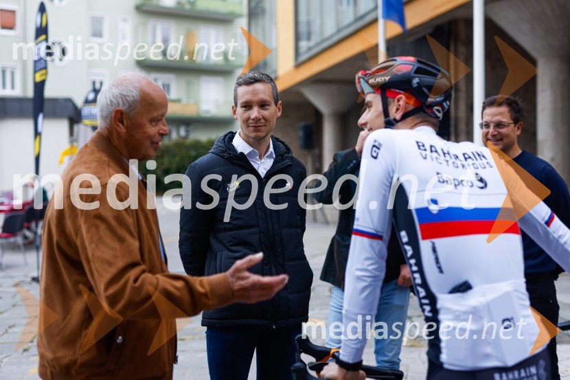  Franc Hvasti, nekdanji kolesar, trener in selektor;  Kevin Quiniou,  vodja licenčnega projekta L'Étape by Tour de France ;  Matej Mohorič, cestni kolesar, ambasador L'EtapeV Kranju predstavili L'Étape Slovenia by Tour de France