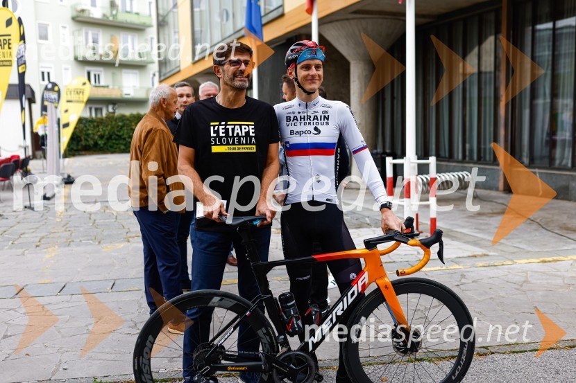  Matjaž Rakovec, župan Mestne občine Kranj;  Matej Mohorič, cestni kolesar, ambasador L'EtapeV Kranju predstavili L'Étape Slovenia by Tour de France