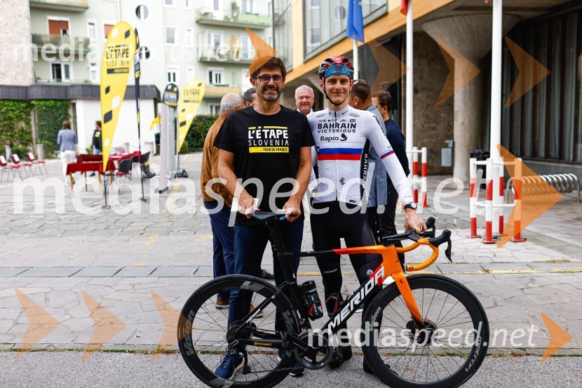  Matjaž Rakovec, župan Mestne občine Kranj;  Matej Mohorič, cestni kolesar, ambasador L'EtapeV Kranju predstavili L'Étape Slovenia by Tour de France