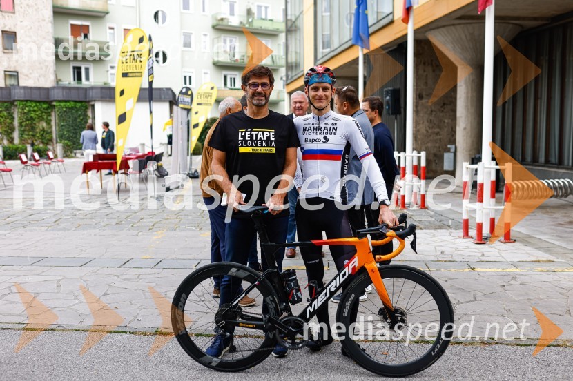 Matjaž Rakovec, župan Mestne občine Kranj;  Matej Mohorič, cestni kolesar, ambasador L'EtapeV Kranju predstavili L'Étape Slovenia by Tour de France