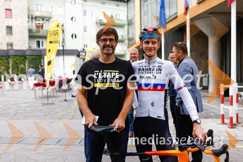  Matjaž Rakovec, župan Mestne občine Kranj;  Matej Mohorič, cestni kolesar, ambasador L'EtapeV Kranju predstavili L'Étape Slovenia by Tour de France