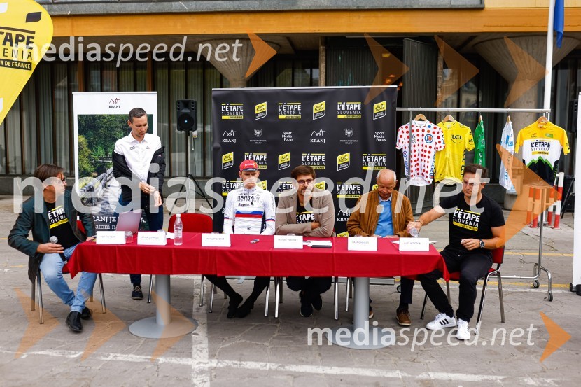  Rok Šinkovec, glasbenik;  Kevin Quiniou,  vodja licenčnega projekta L'Étape by Tour de France ;  Matej Mohorič, cestni kolesar, ambasador L'Etape;  Matjaž Rakovec, župan Mestne občine Kranj;  Franc Hvasti, nekdanji kolesar, trener in selektor;  Aleš HostnikV Kranju predstavili L'Étape Slovenia by Tour de France