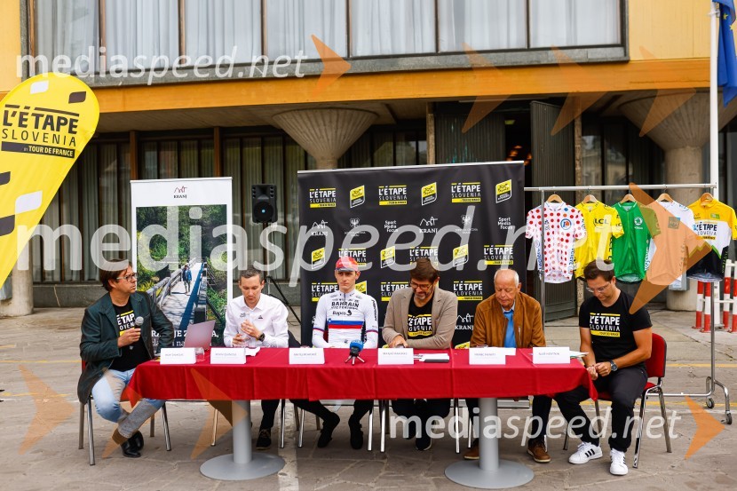  Rok Šinkovec, glasbenik;  Kevin Quiniou,  vodja licenčnega projekta L'Étape by Tour de France ;  Matej Mohorič, cestni kolesar, ambasador L'Etape;  Matjaž Rakovec, župan Mestne občine Kranj;  Franc Hvasti, nekdanji kolesar, trener in selektor;  Aleš HostnikV Kranju predstavili L'Étape Slovenia by Tour de France