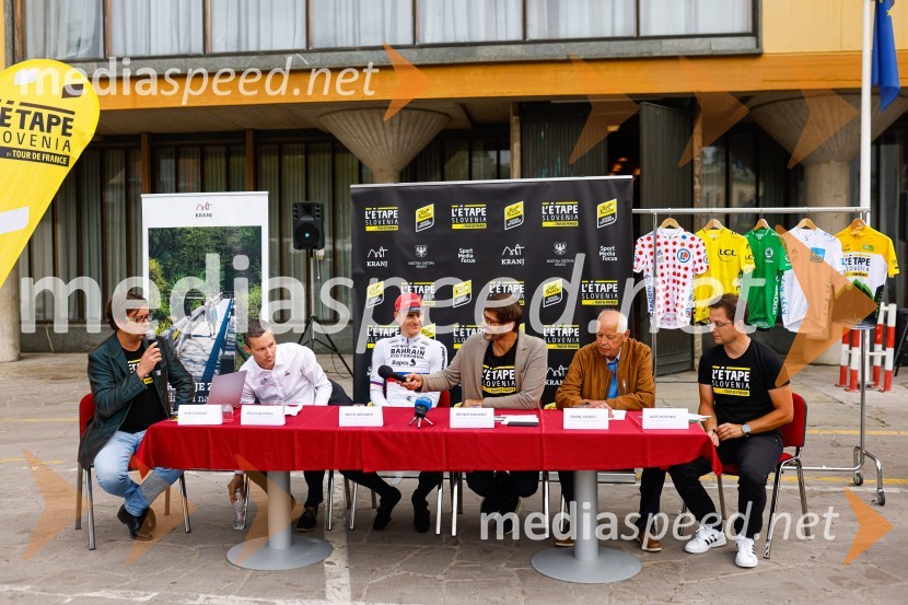  Rok Šinkovec, glasbenik;  Kevin Quiniou,  vodja licenčnega projekta L'Étape by Tour de France ;  Matej Mohorič, cestni kolesar, ambasador L'Etape;  Matjaž Rakovec, župan Mestne občine Kranj;  Franc Hvasti, nekdanji kolesar, trener in selektor;  Aleš HostnikV Kranju predstavili L'Étape Slovenia by Tour de France