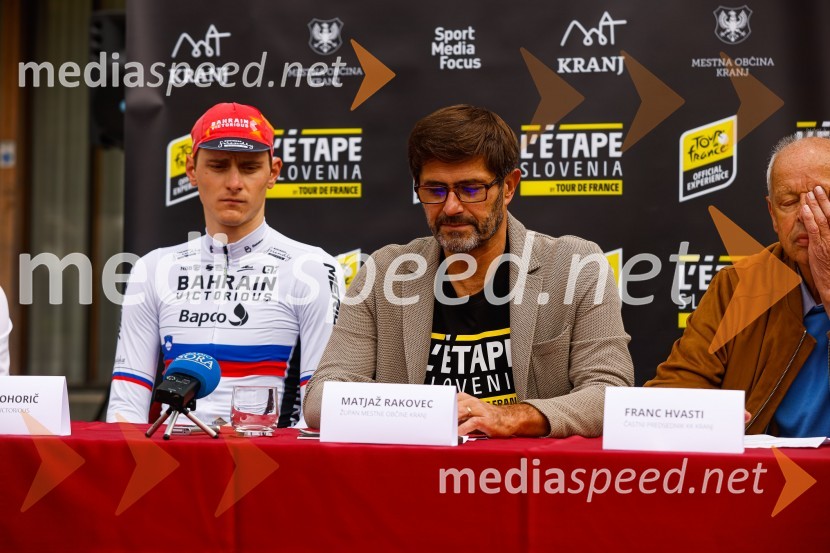  Matej Mohorič, cestni kolesar, ambasador L'Etape;  Matjaž Rakovec, župan Mestne občine Kranj;  Franc Hvasti, nekdanji kolesar, trener in selektorV Kranju predstavili L'Étape Slovenia by Tour de France