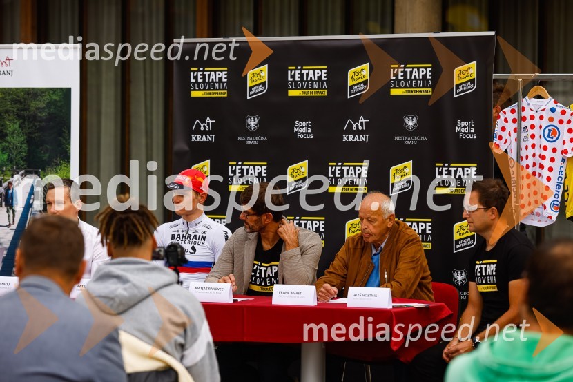 Matej Mohorič, cestni kolesar, ambasador L'Etape;  Matjaž Rakovec, župan Mestne občine Kranj;  Franc Hvasti, nekdanji kolesar, trener in selektorV Kranju predstavili L'Étape Slovenia by Tour de France