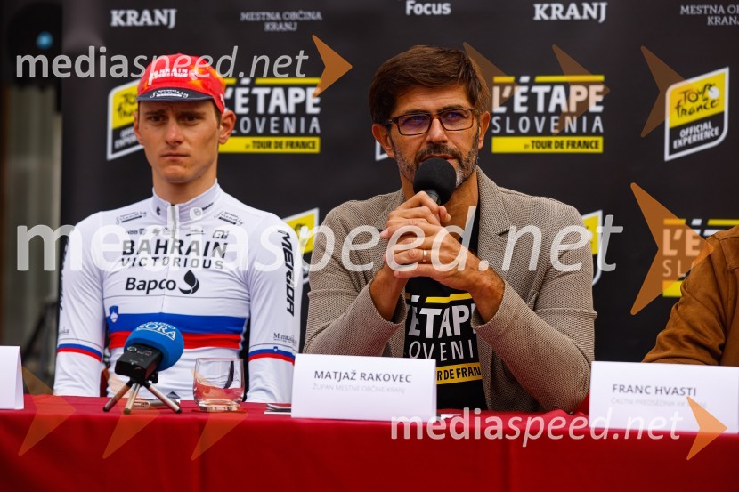  Matej Mohorič, cestni kolesar, ambasador L'Etape;  Matjaž Rakovec, župan Mestne občine KranjV Kranju predstavili L'Étape Slovenia by Tour de France