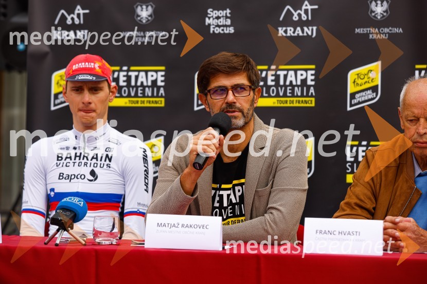  Matej Mohorič, cestni kolesar, ambasador L'Etape;  Matjaž Rakovec, župan Mestne občine Kranj;  Franc Hvasti, nekdanji kolesar, trener in selektorV Kranju predstavili L'Étape Slovenia by Tour de France