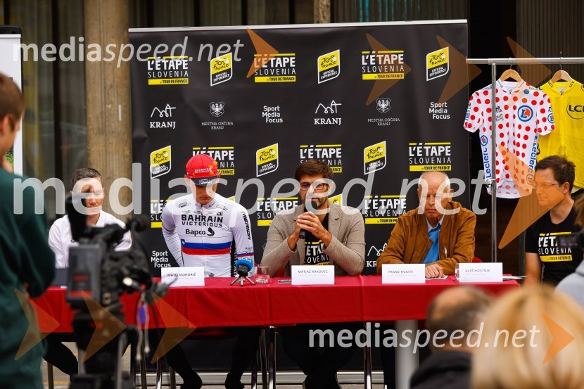  Matej Mohorič, cestni kolesar, ambasador L'Etape;  Matjaž Rakovec, župan Mestne občine Kranj;  Franc Hvasti, nekdanji kolesar, trener in selektorV Kranju predstavili L'Étape Slovenia by Tour de France