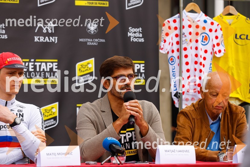  Matej Mohorič, cestni kolesar, ambasador L'Etape;  Matjaž Rakovec, župan Mestne občine Kranj;  Franc Hvasti, nekdanji kolesar, trener in selektorV Kranju predstavili L'Étape Slovenia by Tour de France