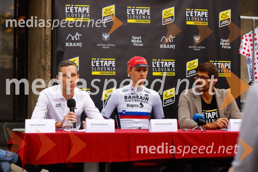  Kevin Quiniou,  vodja licenčnega projekta L'Étape by Tour de France ;  Matej Mohorič, cestni kolesar, ambasador L'Etape;  Matjaž Rakovec, župan Mestne občine KranjV Kranju predstavili L'Étape Slovenia by Tour de France