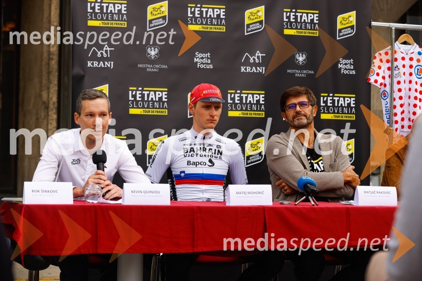  Kevin Quiniou,  vodja licenčnega projekta L'Étape by Tour de France ;  Matej Mohorič, cestni kolesar, ambasador L'Etape;  Matjaž Rakovec, župan Mestne občine KranjV Kranju predstavili L'Étape Slovenia by Tour de France