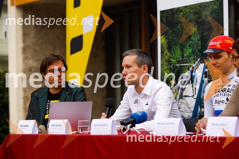  Rok Šinkovec, glasbenik;  Kevin Quiniou,  vodja licenčnega projekta L'Étape by Tour de France ;  Matej Mohorič, cestni kolesar, ambasador L'EtapeV Kranju predstavili L'Étape Slovenia by Tour de France