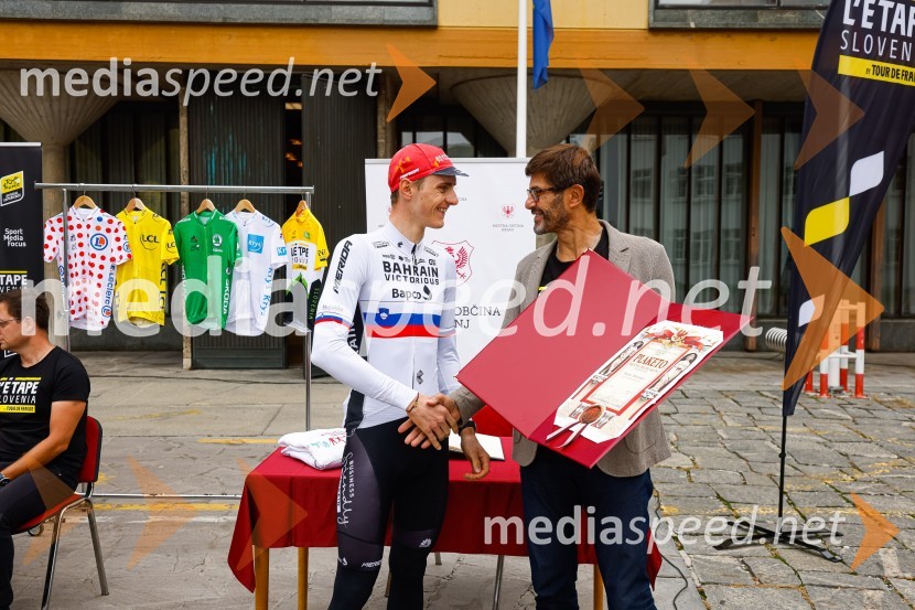  Matej Mohorič, cestni kolesar, ambasador L'Etape;  Matjaž Rakovec, župan Mestne občine KranjV Kranju predstavili L'Étape Slovenia by Tour de France