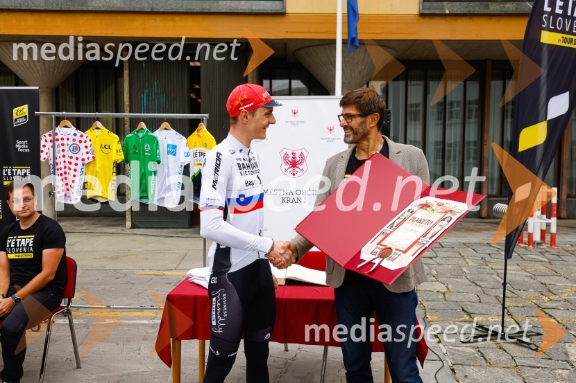  Matej Mohorič, cestni kolesar, ambasador L'Etape;  Matjaž Rakovec, župan Mestne občine KranjV Kranju predstavili L'Étape Slovenia by Tour de France