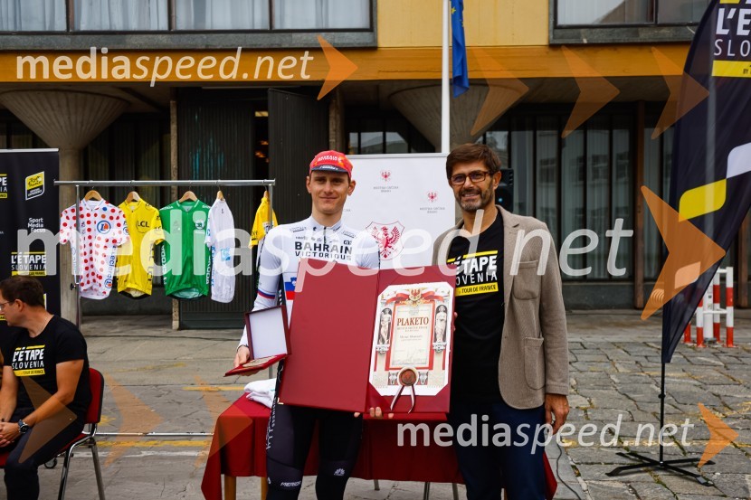  Matej Mohorič, cestni kolesar, ambasador L'Etape;  Matjaž Rakovec, župan Mestne občine KranjV Kranju predstavili L'Étape Slovenia by Tour de France