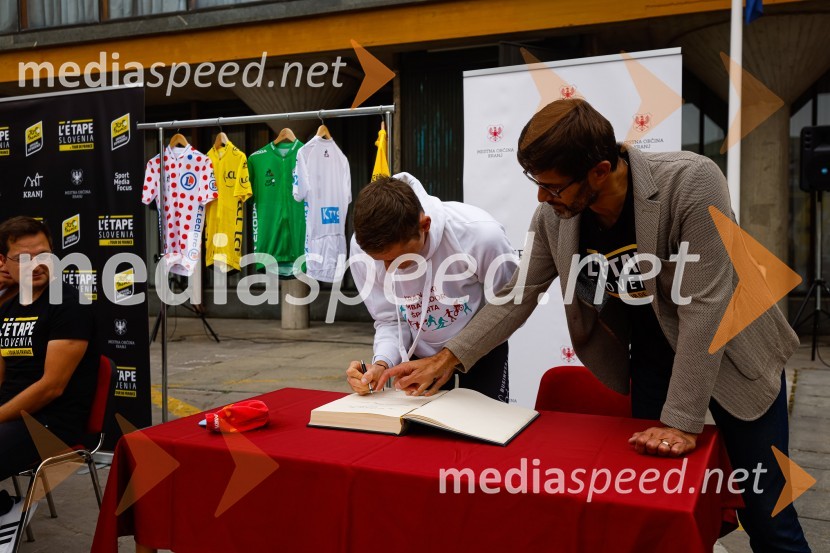  Matej Mohorič, cestni kolesar, ambasador L'Etape;  Matjaž Rakovec, župan Mestne občine KranjV Kranju predstavili L'Étape Slovenia by Tour de France