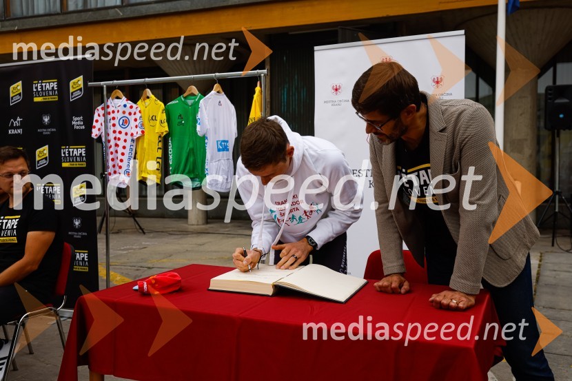  Matej Mohorič, cestni kolesar, ambasador L'Etape;  Matjaž Rakovec, župan Mestne občine KranjV Kranju predstavili L'Étape Slovenia by Tour de France