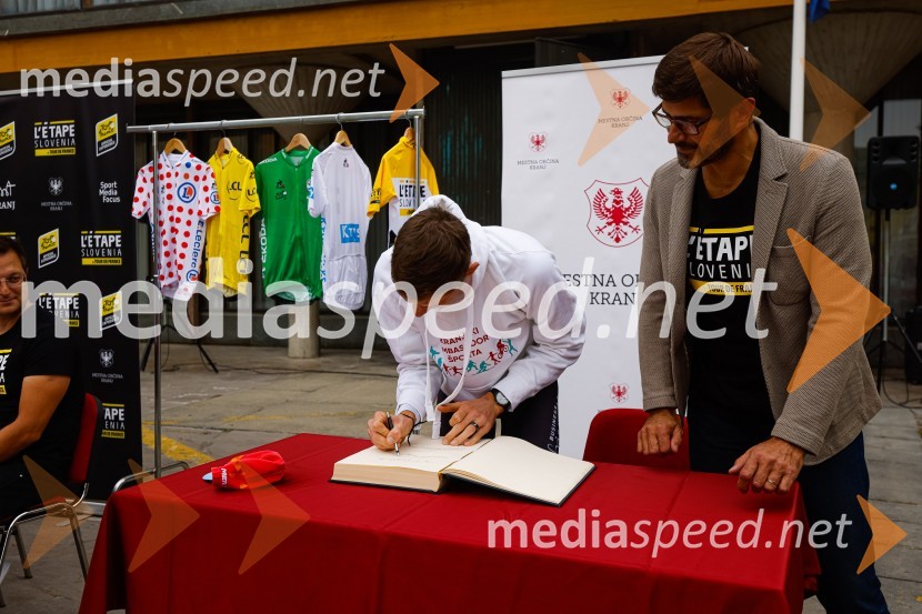  Matej Mohorič, cestni kolesar, ambasador L'Etape;  Matjaž Rakovec, župan Mestne občine KranjV Kranju predstavili L'Étape Slovenia by Tour de France