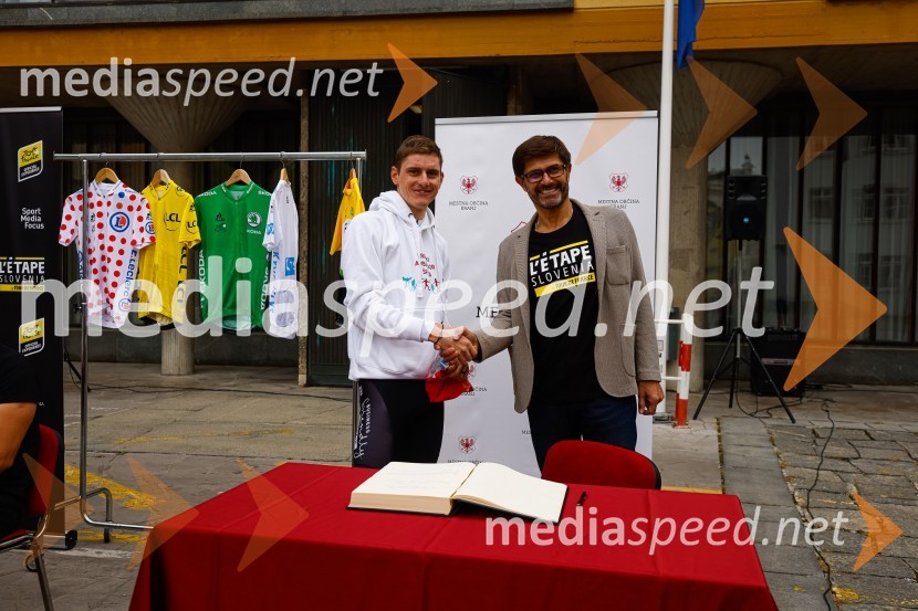  Matej Mohorič, cestni kolesar, ambasador L'Etape;  Matjaž Rakovec, župan Mestne občine KranjV Kranju predstavili L'Étape Slovenia by Tour de France