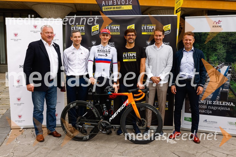  Robert Nograšek, podžupan Mestne občine Kranj;  Kevin Quiniou,  vodja licenčnega projekta L'Étape by Tour de France ;  Matej Mohorič, cestni kolesar, ambasador L'Etape Slovenia;  Matjaž Rakovec, župan Mestne občine Kranj;  Janez Černe, podžupan Mestne občine Kranj;  Bor  Rozman, direktor mestne uprave KranjV Kranju predstavili L'Étape Slovenia by Tour de France