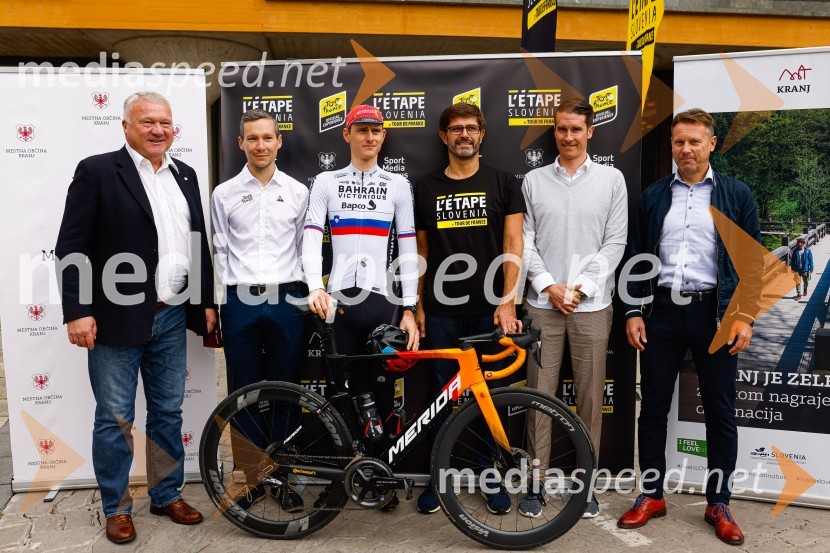  Robert Nograšek, podžupan Mestne občine Kranj;  Kevin Quiniou,  vodja licenčnega projekta L'Étape by Tour de France ;  Matej Mohorič, cestni kolesar, ambasador L'Etape;  Matjaž Rakovec, župan Mestne občine Kranj;  Janez Černe, podžupan Mestne občine Kranj;  Bor  Rozman, direktor mestne uprave KranjV Kranju predstavili L'Étape Slovenia by Tour de France