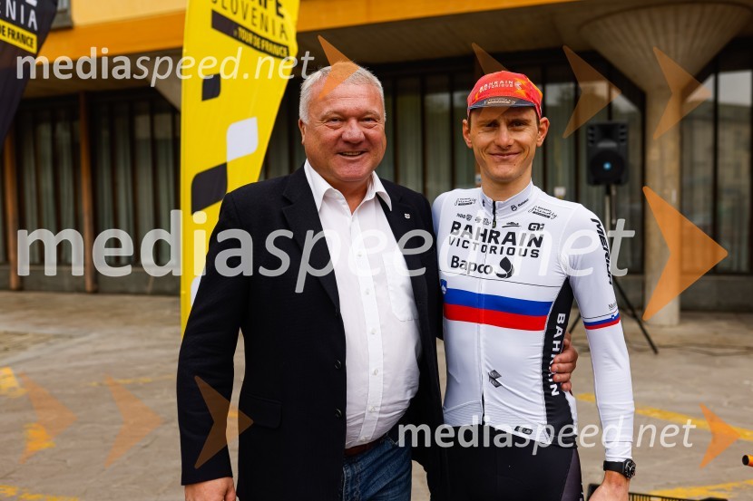  Robert Nograšek, podžupan Mestne občine Kranj;  Matej Mohorič, cestni kolesar, ambasador L'EtapeV Kranju predstavili L'Étape Slovenia by Tour de France