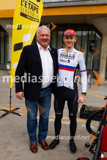  Robert Nograšek, podžupan Mestne občine Kranj;  Matej Mohorič, cestni kolesar, ambasador L'EtapeV Kranju predstavili L'Étape Slovenia by Tour de France