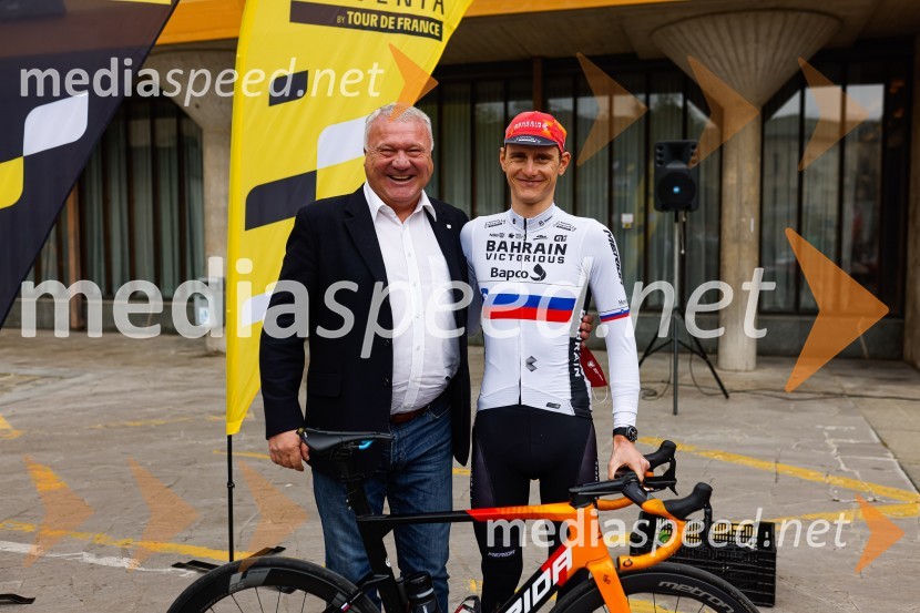  Robert Nograšek, podžupan Mestne občine Kranj;  Matej Mohorič, cestni kolesar, ambasador L'EtapeV Kranju predstavili L'Étape Slovenia by Tour de France