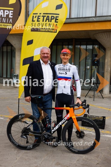  Robert Nograšek, podžupan Mestne občine Kranj;  Matej Mohorič, cestni kolesar, ambasador L'EtapeV Kranju predstavili L'Étape Slovenia by Tour de France