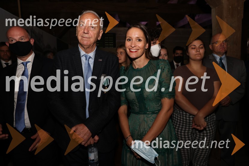  Janez  Ujčič, direktor Mednarodnega raziskovalnega centra druge svetovne vojne;  Iza Verdel, MRC MariborOdprtje muzeja Stalag XVIII-D, Maribor